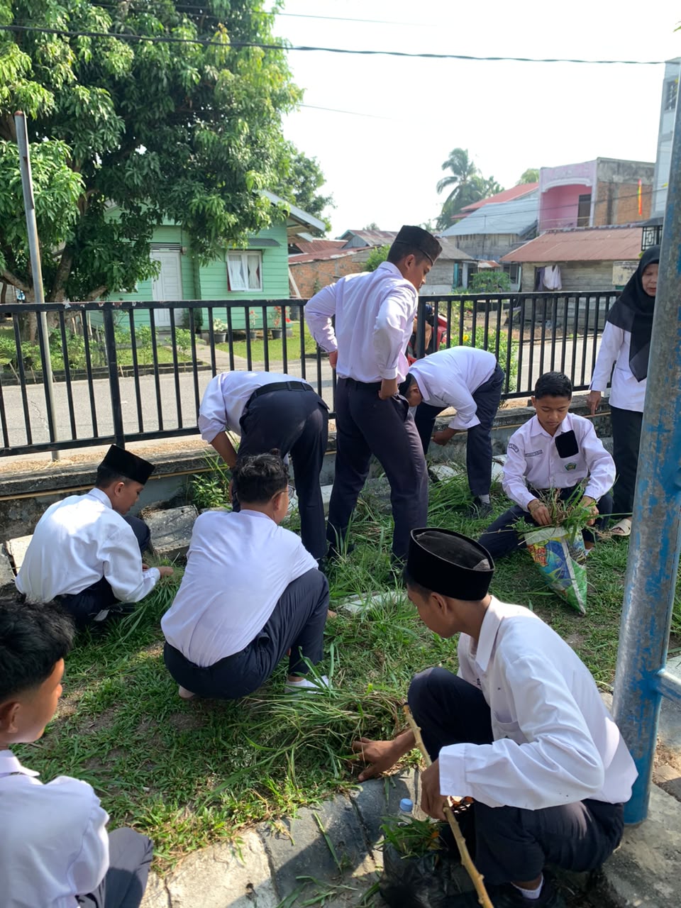 Dokumentasi kegiatan GEBER MAS (Gerakan Bersih-bersih) MTsN 2 Siak  di Mesjid Agung Amirul Mukminin Kecamatan Sungai Apit
