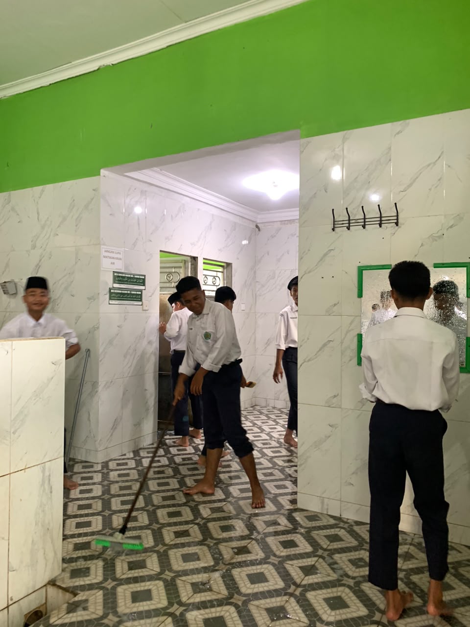 Dokumentasi kegiatan GEBER MAS (Gerakan Bersih-bersih) MTsN 2 Siak  di Mesjid Agung Amirul Mukminin Kecamatan Sungai Apit