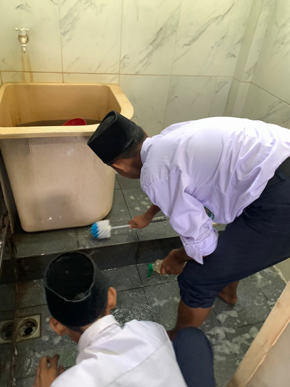 Gerakan Bersih-Bersih Masjid di Mesjid Agung Amirul Mukminin, Kecamatan Sungai Apit — Aksi Guru dan Siswa