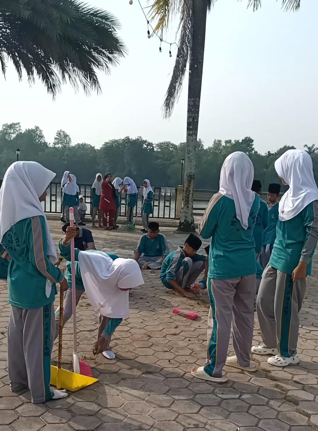 Dokumentasi kegiatan MTs Negeri 3 Siak Kampus 2 Tualang _ Gerakan Bersih Masjid Jami' Darussalam Tualang