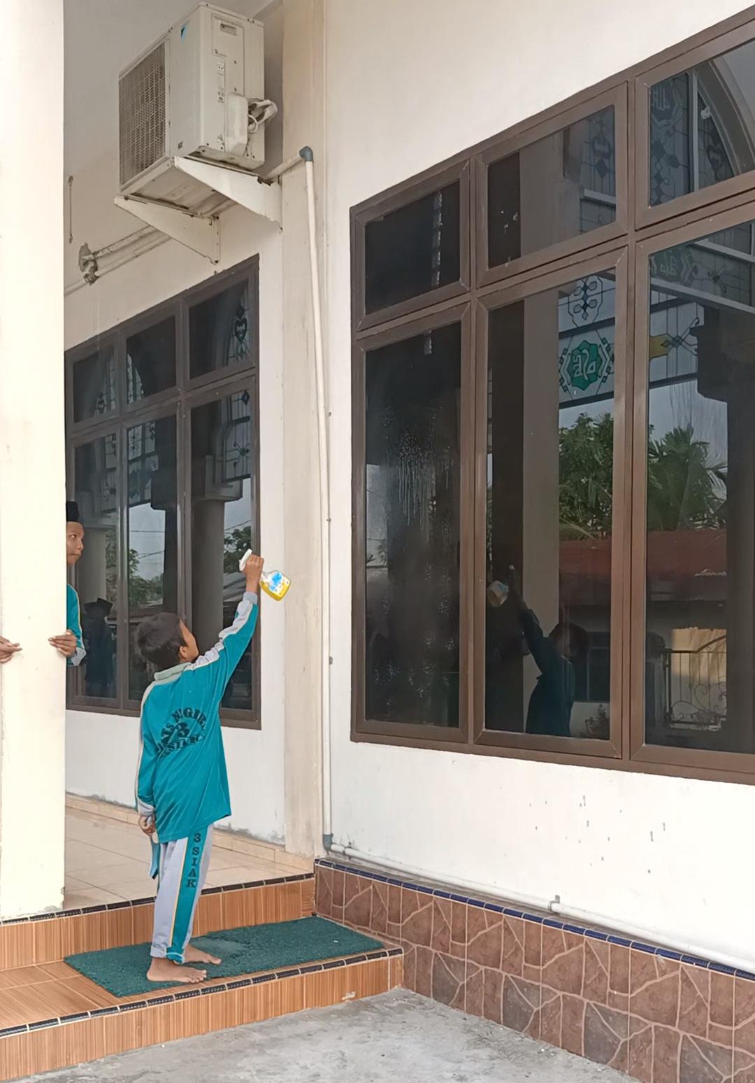 Dokumentasi kegiatan MTs Negeri 3 Siak Kampus 2 Tualang _ Gerakan Bersih Masjid Jami' Darussalam Tualang