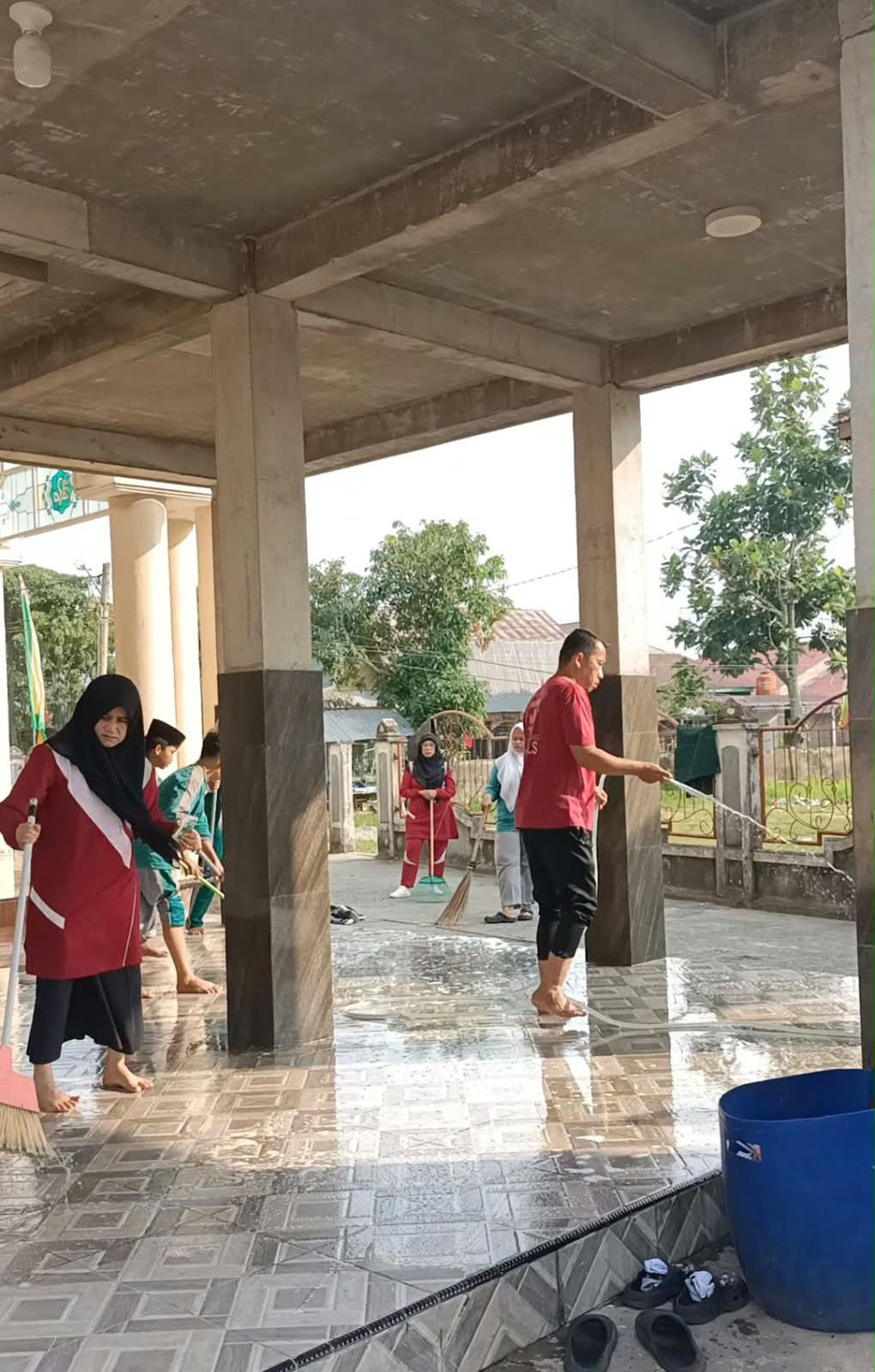 Gerakan Bersih-Bersih Masjid di Masjid Jami' Darussalam, Kecamatan Tualang — Aksi MTs Negeri 3 Siak Kampus 2 Tualang