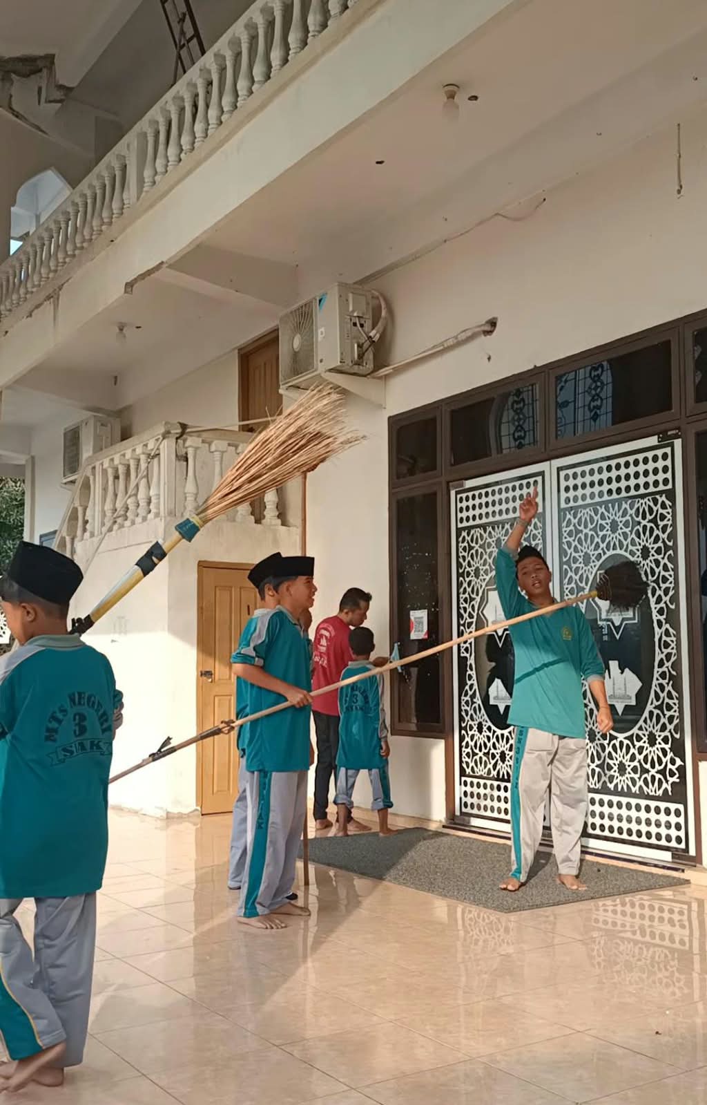 Dokumentasi kegiatan MTs Negeri 3 Siak Kampus 2 Tualang _ Gerakan Bersih Masjid Jami' Darussalam Tualang