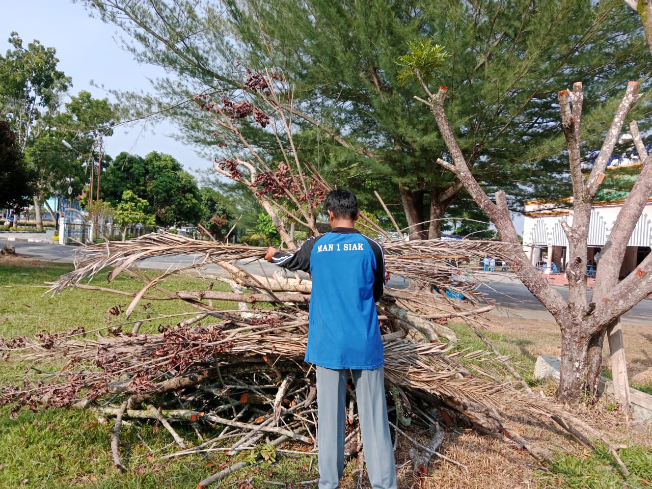 Dokumentasi kegiatan Gerakan Bersih-Bersih Masjid di Masjid Al-Fattah Kecamatan Siak