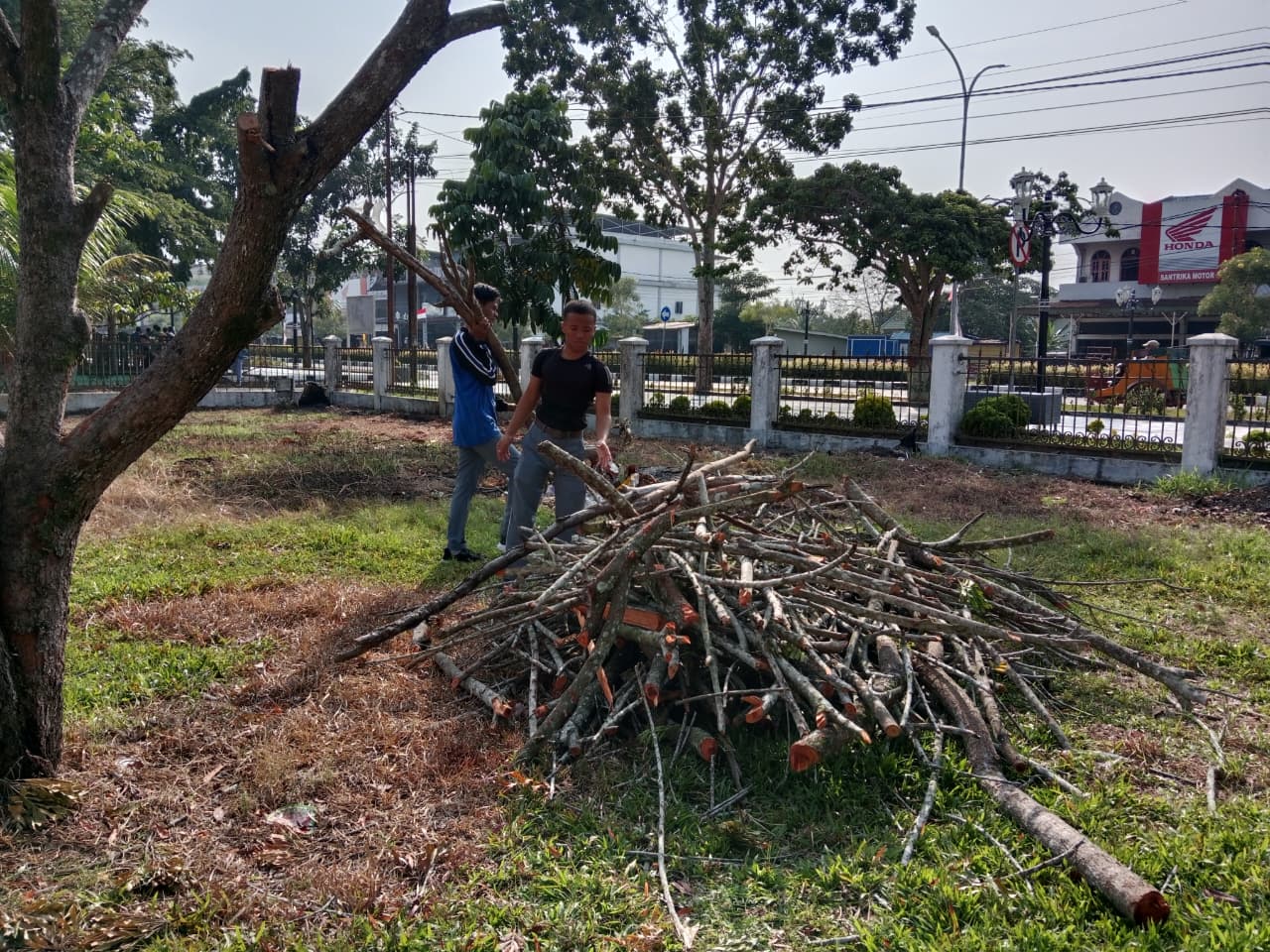 Dokumentasi kegiatan Gerakan Bersih-Bersih Masjid di Masjid Al-Fattah Kecamatan Siak
