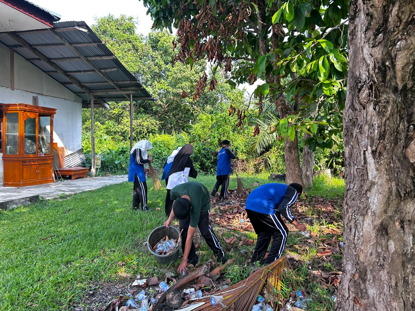 Dokumentasi kegiatan GEBERMAS (Gerakan Bersih-bersih) MAN 1 Siak di Musolla Al Mustaqim KEcamatan Siak