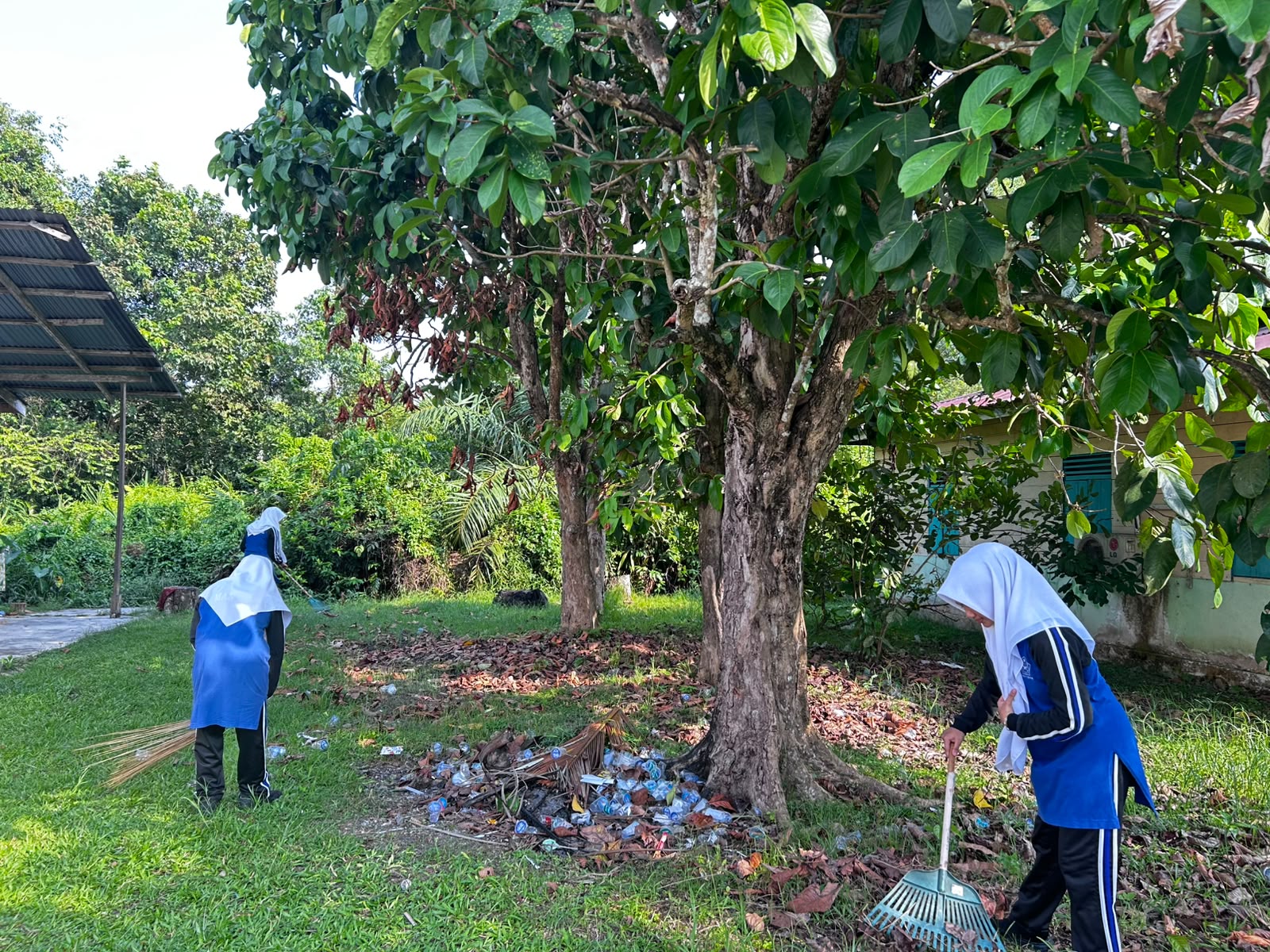 Dokumentasi kegiatan GEBERMAS (Gerakan Bersih-bersih) MAN 1 Siak di Musolla Al Mustaqim KEcamatan Siak