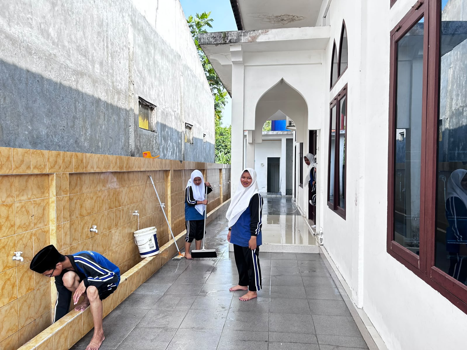 Gerakan Bersih-Bersih Masjid di Musolla Al Mustaqim, Kecamatan Siak — Aksi MAN 1 Siak