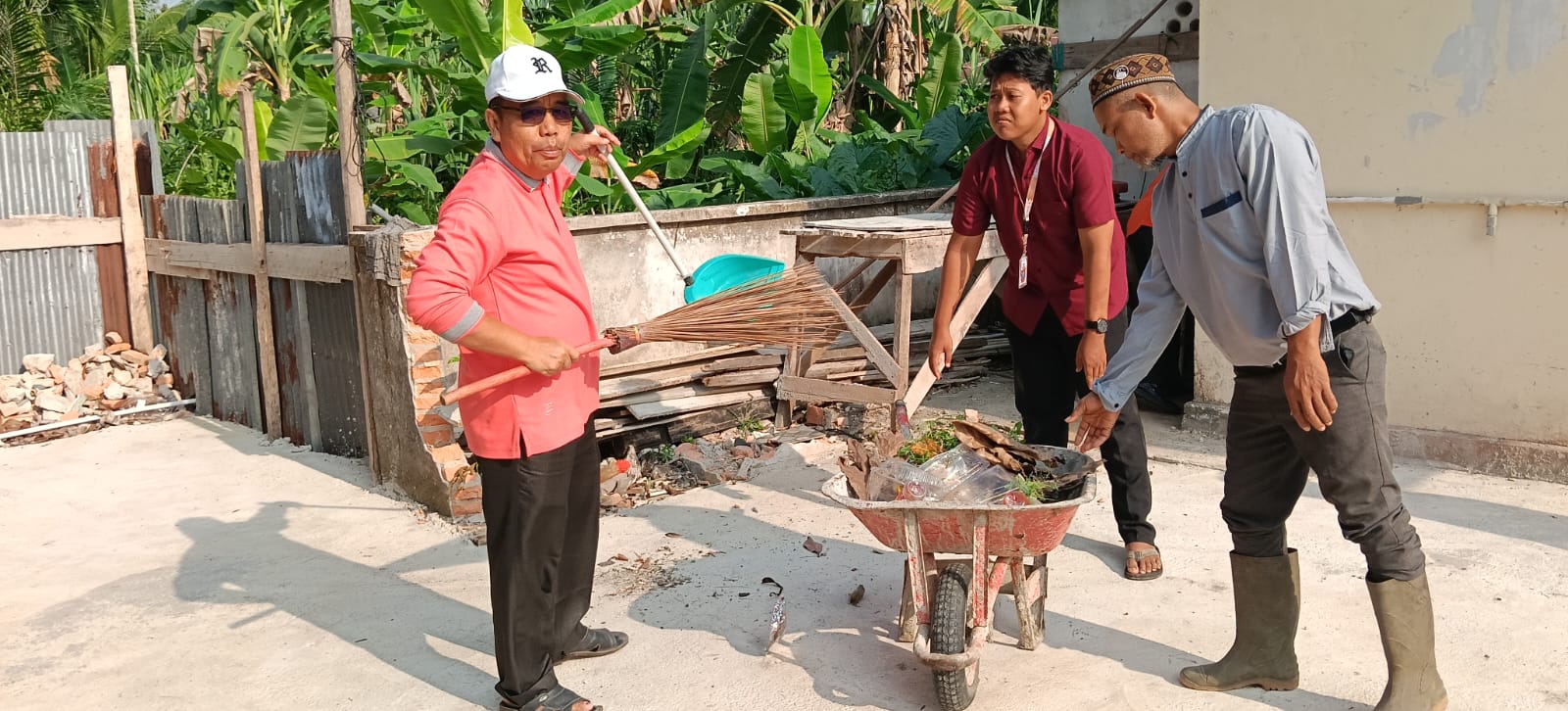 Dokumentasi kegiatan Gerakan Bersih-Bersih Masjid
