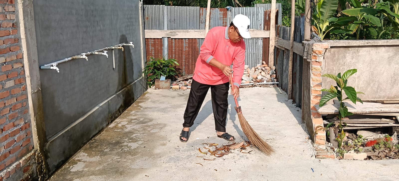 Dokumentasi kegiatan Gerakan Bersih-Bersih Masjid