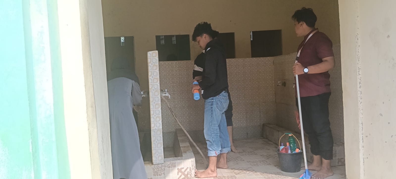 Dokumentasi kegiatan Gerakan Bersih-Bersih Masjid