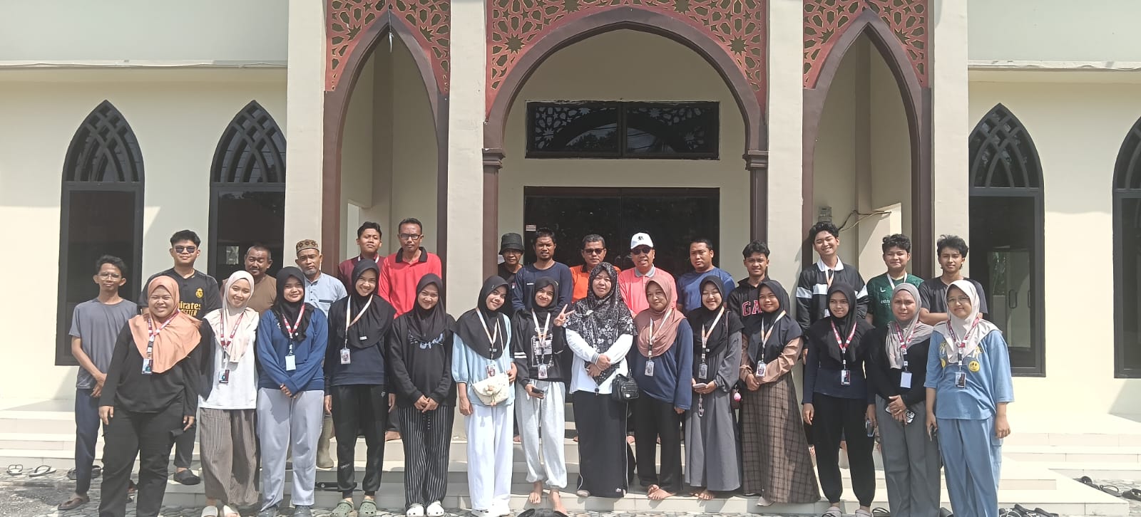 Gerakan Bersih-Bersih Masjid di Masjid Al-Mukarromah, Kecamatan Mempura — Aksi Kepala KUA, Penyuluh Agama Islam, Staf KUA, Pengurus masjid, Jemaah Masjid dan KKN