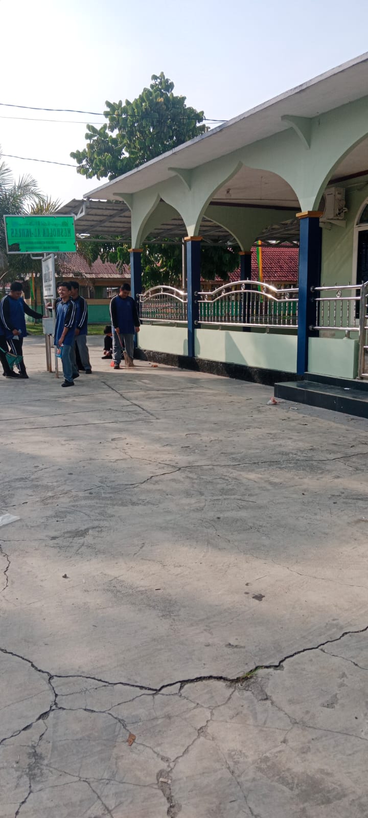 Dokumentasi kegiatan GEBERMAS (Gerakan Bersih-bersih) MAN 1 Siak di Musolla Al Iklas Kecamatan Siak