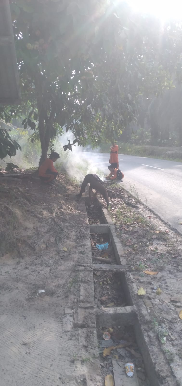 Dokumentasi kegiatan Gerakan bersih-Bersih Musholla Nur Ihsan