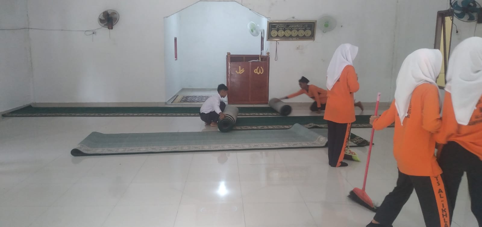 Dokumentasi kegiatan Gerakan bersih-Bersih Musholla Nur Ihsan