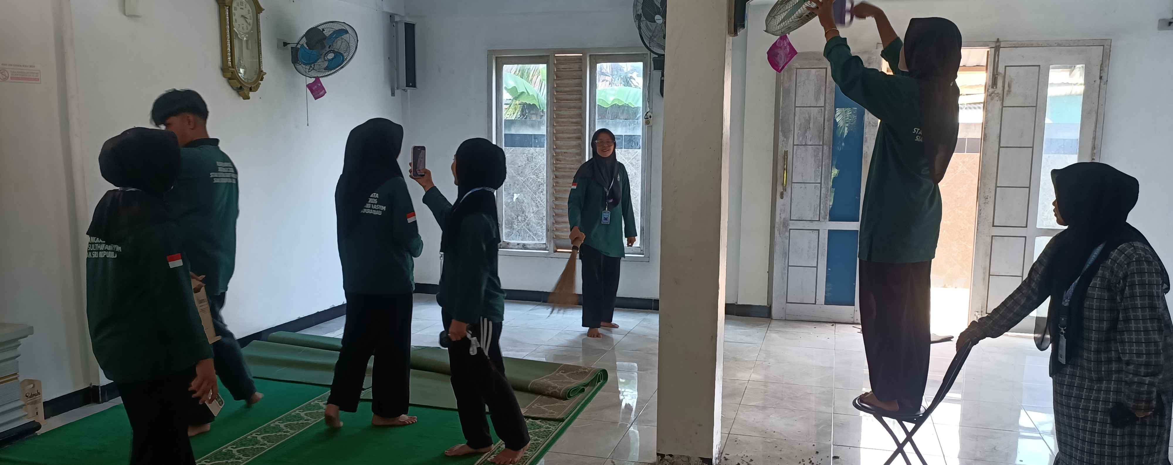 Gerakan Bersih-Bersih Masjid di MASJID NURUL IMAN, Kecamatan Sungai Apit — Aksi Penyuluh Agama Islam Herman S.Kom.I