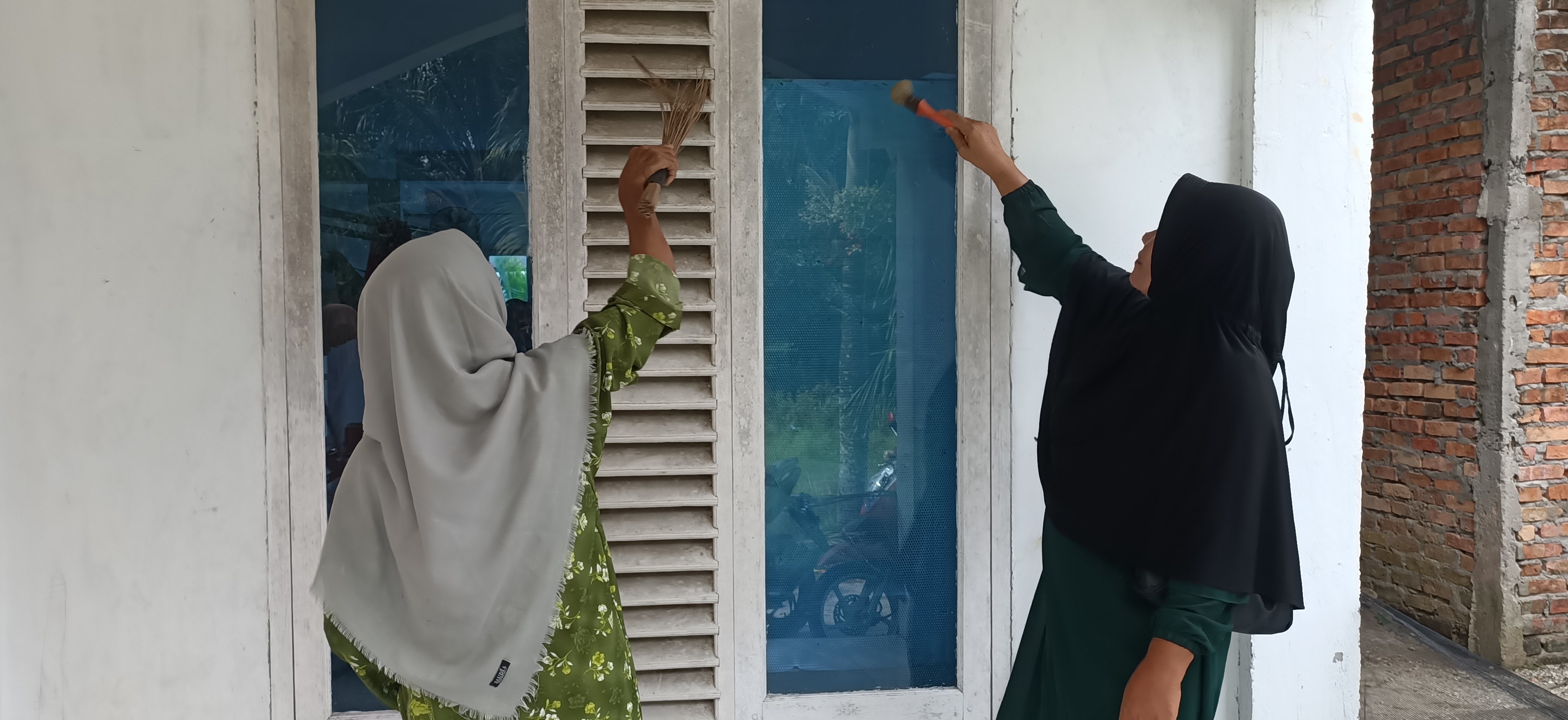 Dokumentasi kegiatan Gerakan Bersih-Bersih Masjid Nurul Iman Kayuara Permai
