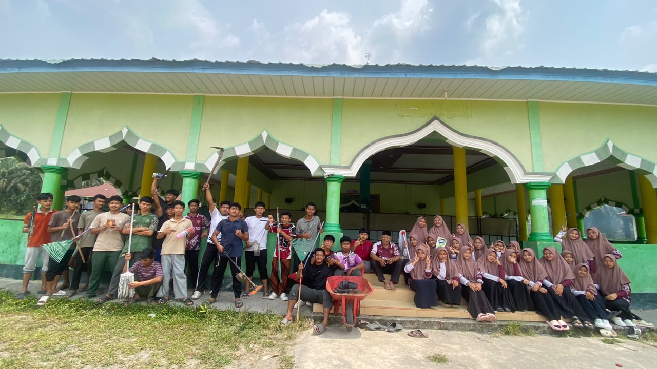 Gerakan Bersih-Bersih Masjid di Masjid Jami' Ittihadul Muslimin, Kecamatan Koto Gasib — Aksi Pengurus Masjid bekerja sama dengan Unsur Pimpinan Pondon Pesantren Ittihadul Muslimin dan Kelapa MTs/MA Ittihadul Muslimin