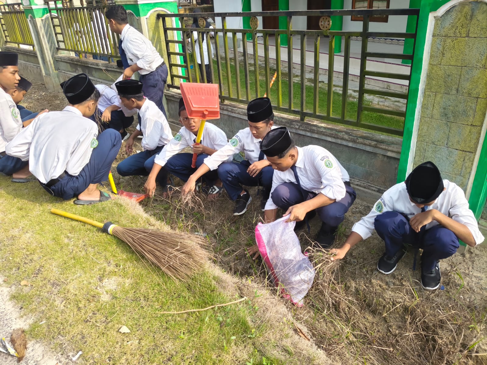 Dokumentasi kegiatan GABERMAS MTs AR RIYADH : BERSIH MASJID, NYAMAN BERIBADAH, LINGKUNGAN ASRI