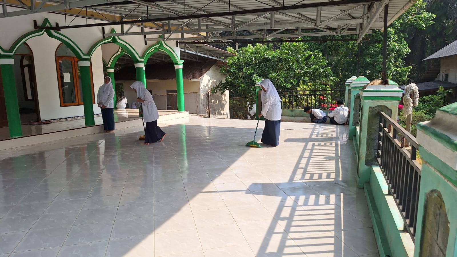 Dokumentasi kegiatan GABERMAS MTs AR RIYADH : BERSIH MASJID, NYAMAN BERIBADAH, LINGKUNGAN ASRI