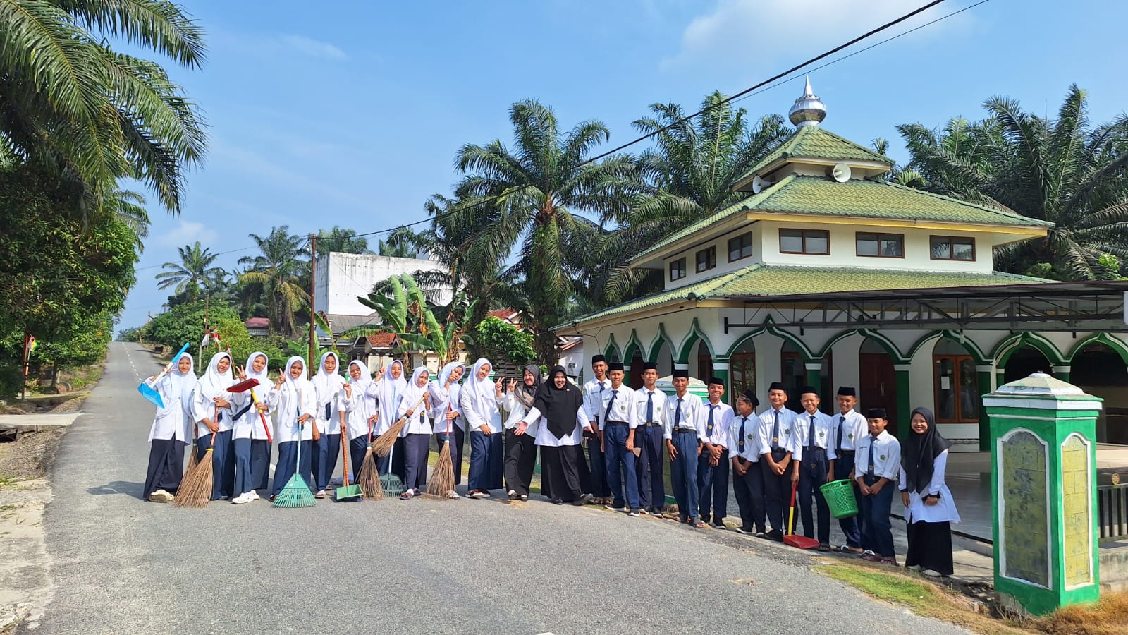 Gerakan Bersih-Bersih Masjid di Musholla Al Hikmah, Kecamatan Kerinci Kanan — Aksi Siswa MTs Ar Riyadh dan Majelis Guru