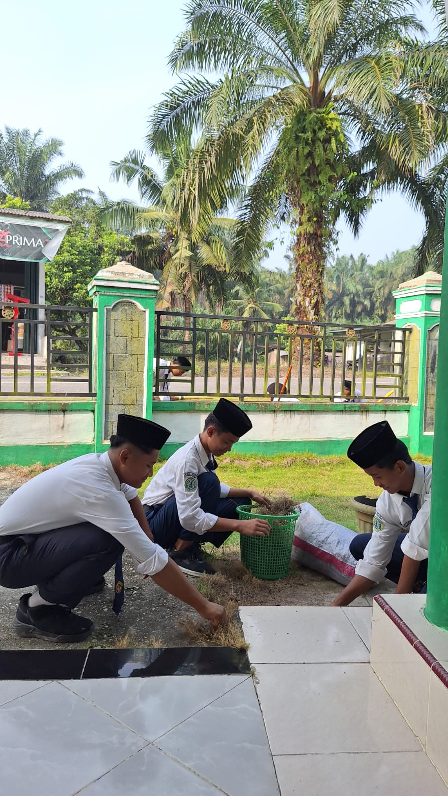 Dokumentasi kegiatan GABERMAS MTs AR RIYADH : BERSIH MASJID, NYAMAN BERIBADAH, LINGKUNGAN ASRI