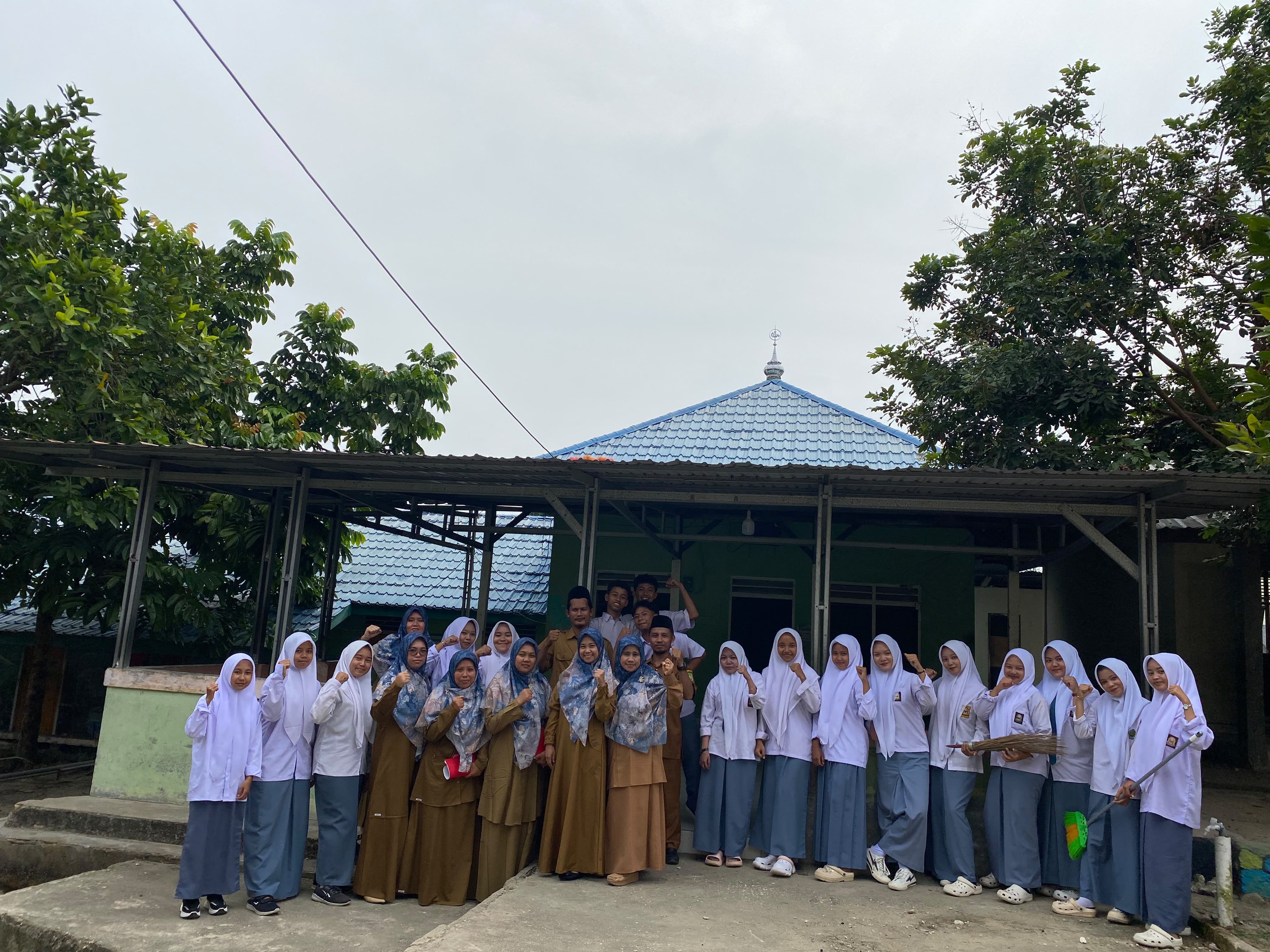 Gerakan Bersih-Bersih Masjid di Musholla Bustanul Ulum, Kecamatan Dayun — Aksi Kamad, guru, dan semua murid Madrasah Aliyah Swasta Bustanul Ulum